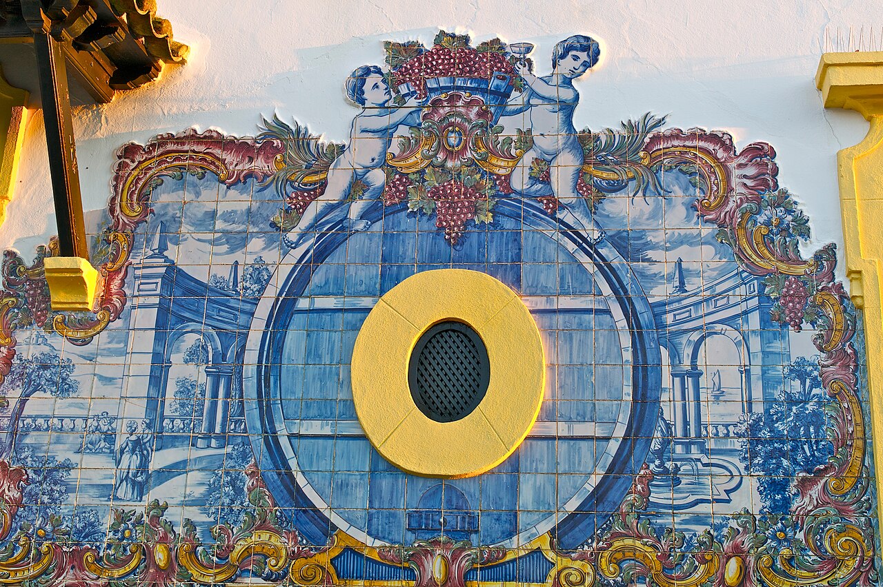 Painel de azulejos tradicionais em Azeitão