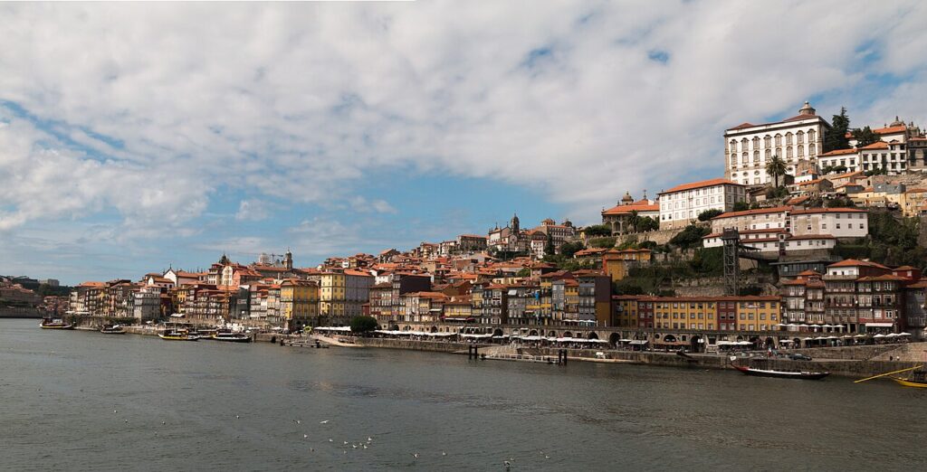 Panorama da Ribeira do Porto junto ao Douro