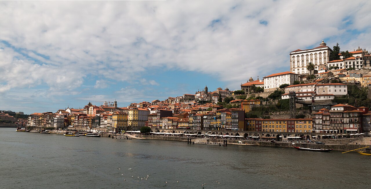 Panorama da Ribeira do Porto junto ao Douro