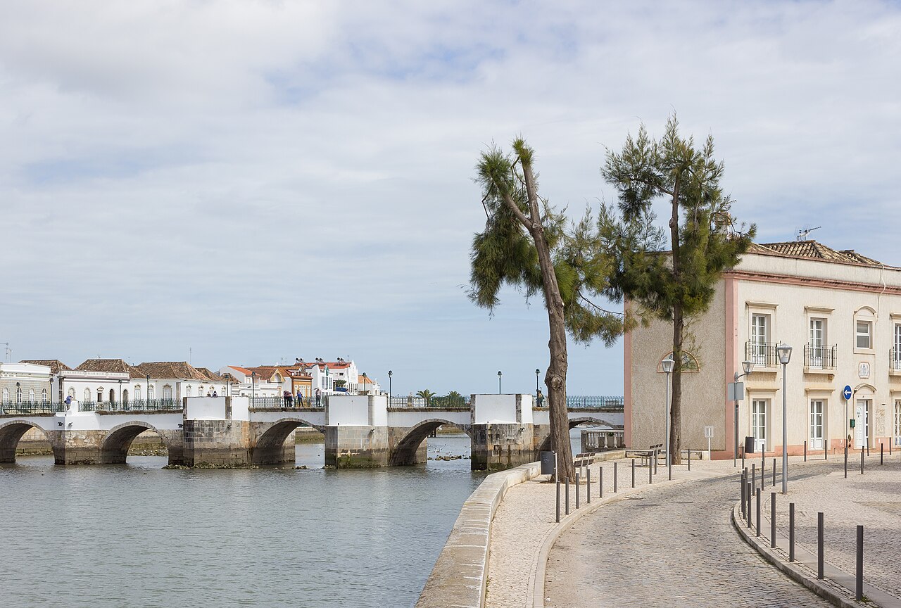 Margem do rio Gilão e ponte em Tavira